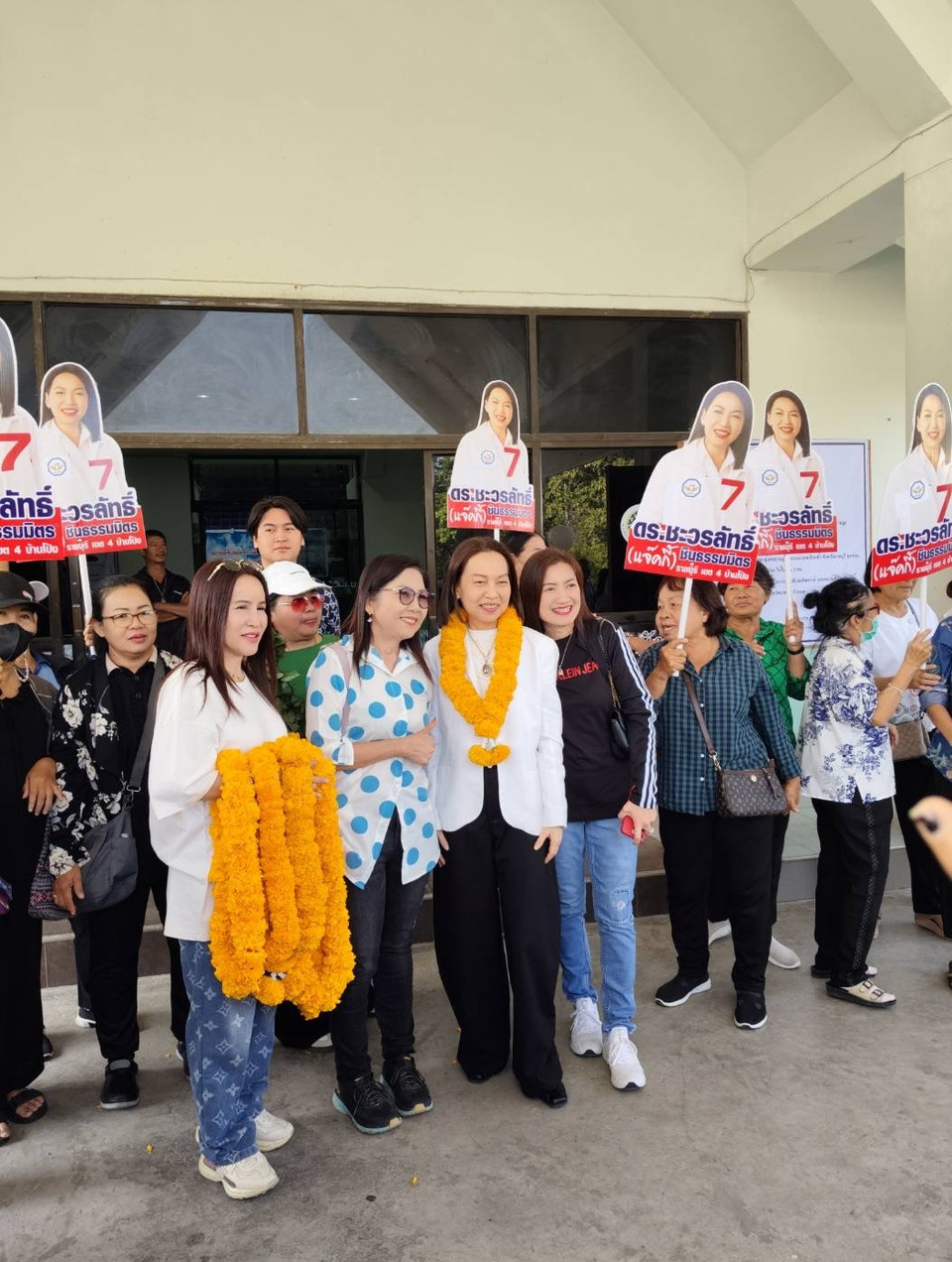 ฉุดไม่อยู่  อดีต สส. 2 สมัย "แจคกี้ ชะวรลัทธิ์" ย่องสมัคร วันที่ 3 ลงสนาม เขต 4 บ้านโป่ง ได้เบอร์ 7 กองเชียร์แห่ให้กำลังใจแน่น
