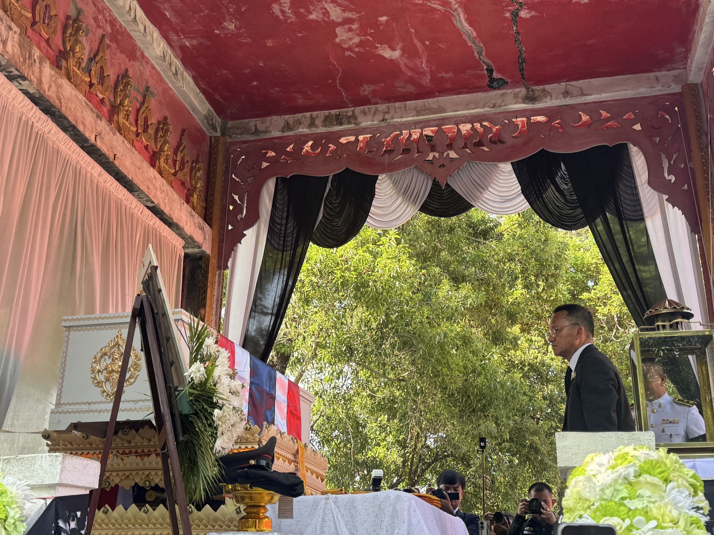 “สมศักดิ์” ร่วมพิธีพระราชทานเพลิงศพ "ส.ท.ต่อพงษ์" ทหารกล้า พร้อมเยียวยา 1 ล้าน ยันรบ.ดูแลครอบครัวเต็มที่