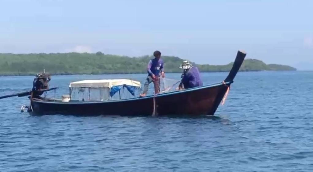 ชาวประมงตกปลาสามเขี้ยว อ.เกาะลันตา จ.กระบี่  โวย 'เรืออวนกุ้ง' วางอวนในเขตประกาศอนุรักษ์ 