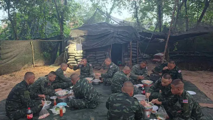 เพิ่มพลังทหารช่องจอม-โอเสม็ด “ผู้พันบอย” เลี้ยงหมูกระทะ เติมกำลังใจทหารชายแดน