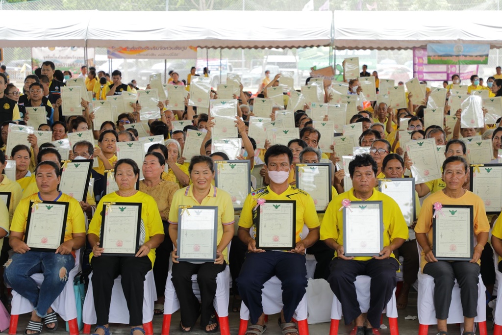 เกษตรกรคอนสวรรค์เฮ! "รมว.-รมช.เกษตร" มอบโฉนดเพื่อการเกษตร 200 ราย