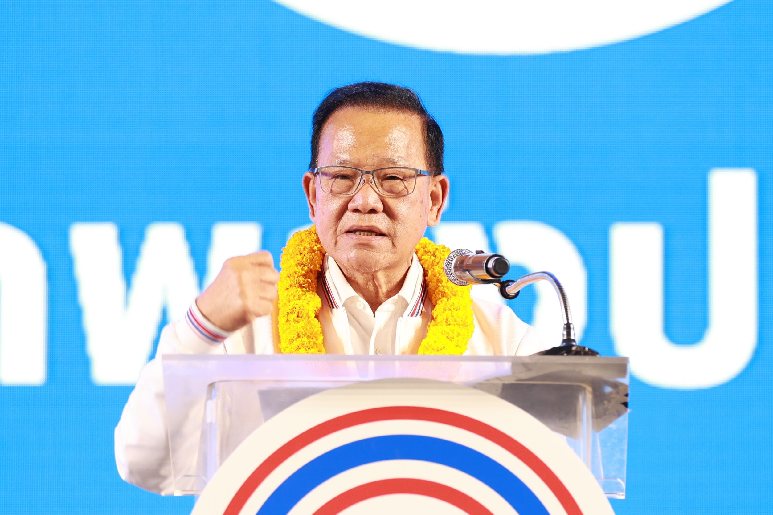 พปชร. ปราศรัยใหญ่แปดริ้วคนฟังเรือนหมื่น “สนธิรัตน์” ฟันธง หลังลต.ไม่มีใครชนะเบ็ดเสร็จ พร้อมเป็นกาวใจเชื่อมทุกฝ่าย