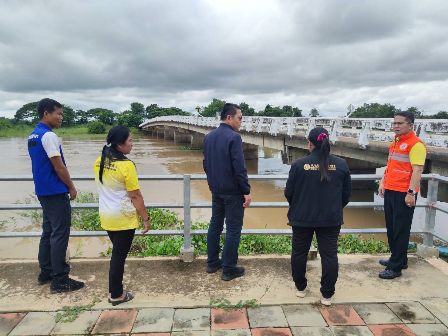รองผู้ว่ายโสธร ลงพื้นที่ติดตามสถานการณ์น้ำแม่น้ำชีระดับน้ำต่ำตลิ่ง 1.50 เมตร