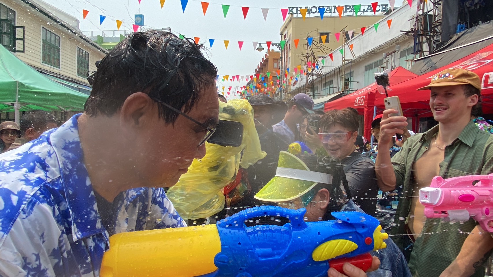 เป็นกันเอง นายกฯเล่นน้ำสงกรานต์ที่ถนนข้าวสาร เปียกทั่วตัว ลั่นไม่เหนื่อย มาในรอบ 50ปี(ประมวลภาพ)