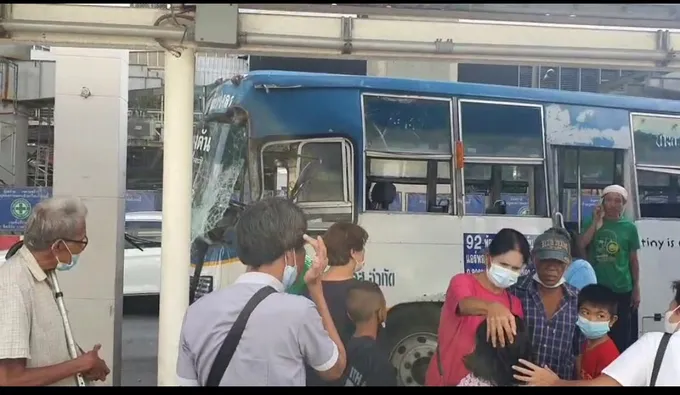 รถเมล์สาย 92 เบรคแตกหน้าห้างเดอะมอลล์บางกะปิเจ็บ14ราย