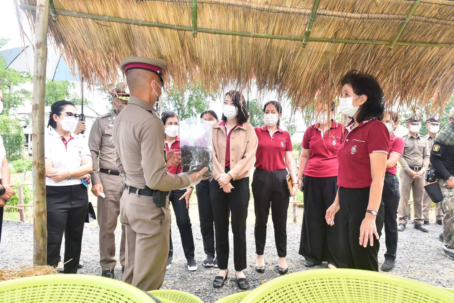 แม่บ้านตำรวจเยี่ยมโครงการด้วยรักและห่วงใย สภ.หนองแซง