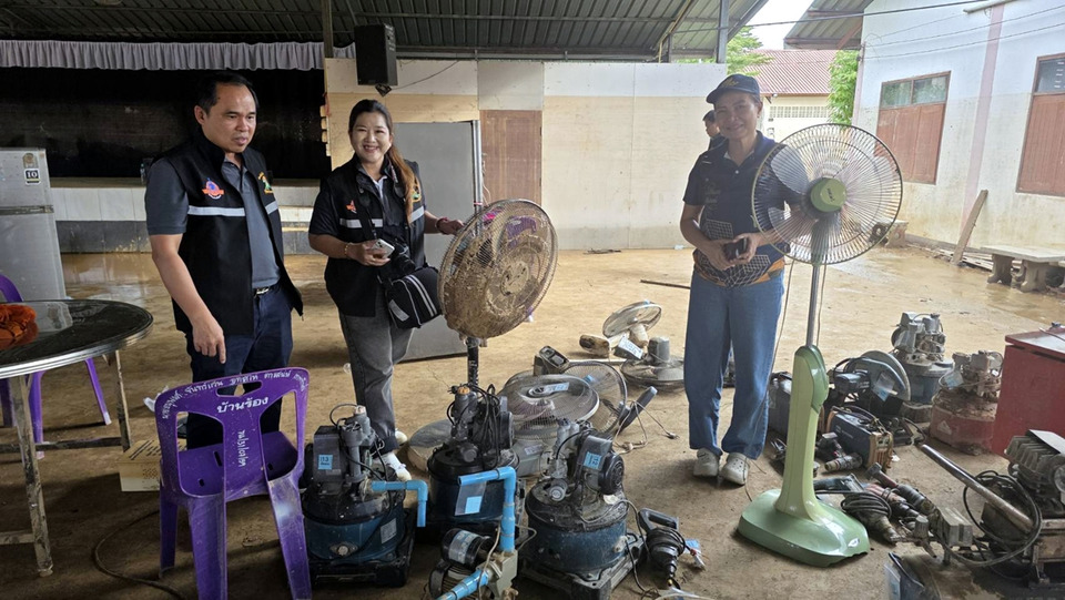 2 ผอ.เทคนิคเมืองระยอง ลุยปัวสำรวจน้ำท่วม เตรียมส่ง นศ. Fix-it จิตอาสา ซ่อมเครื่องใช้ไฟฟ้า-รถ-เครื่องจักร