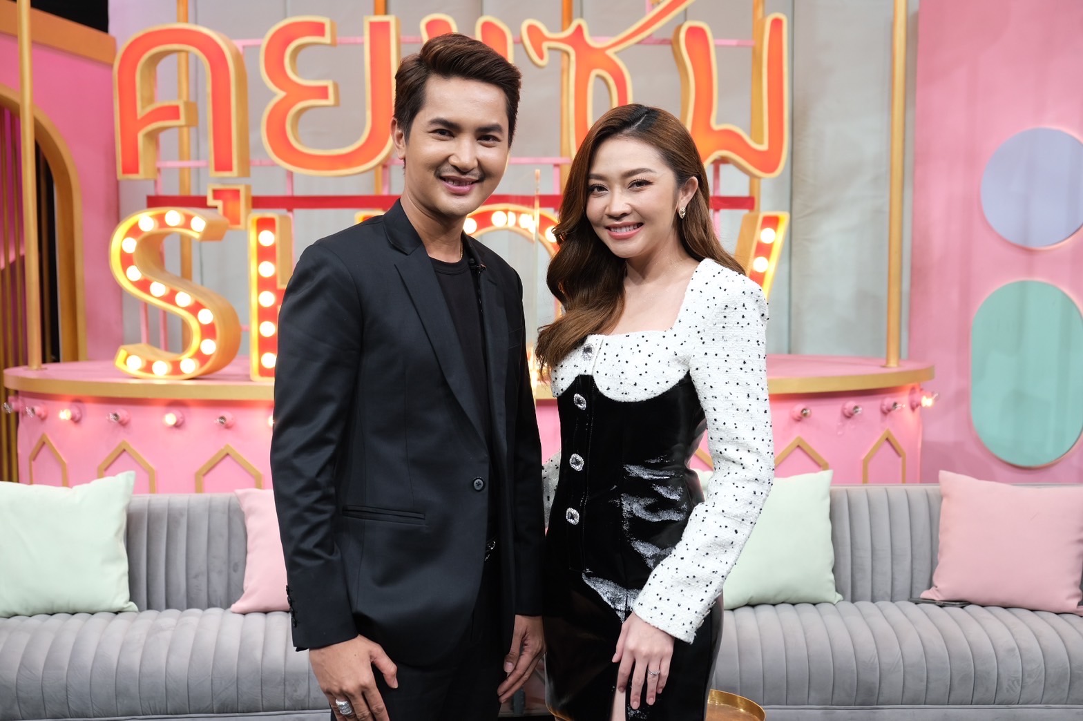 'แอน อรดี- บอย ศิริชัย' จากคู่จิ้นหมอลำสู่คู่จริง หลังเปิดตัวเจอมอบช่อดอกไม้สีทองกลางคอนเสิร์ต