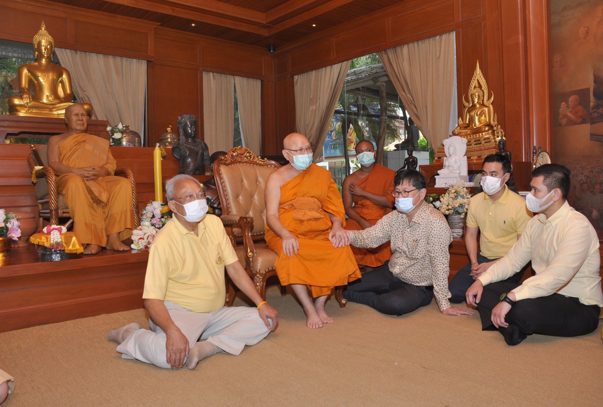 "สุเทพ" ทำบุญวันเกิดครบ 71 ปี นักการเมืองแห่ร่วมอวยพรเพียบ