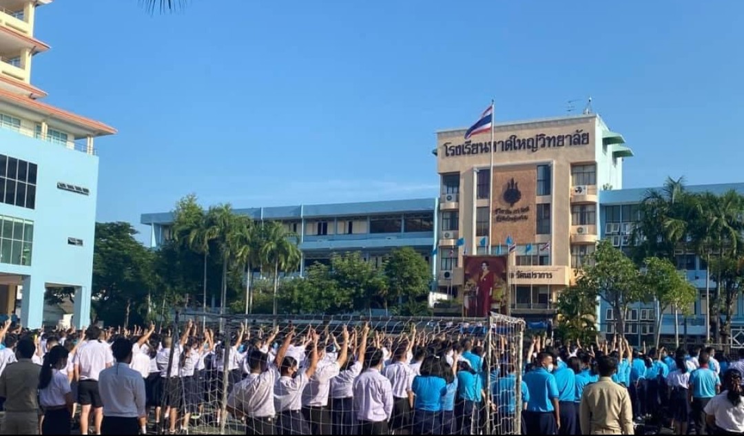 เด็กชู3นิ้วโรงเรียนดังหาดใหญ่