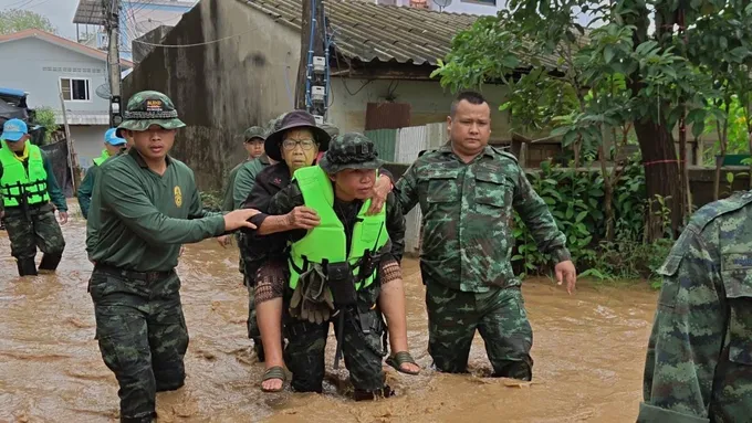 ผบ.มทบ.37 สั่งการเร่งด่วนส่งกำลังพลเข้าช่วยเหลือชาวแม่สายจากสถานการณ์อุทกภัย