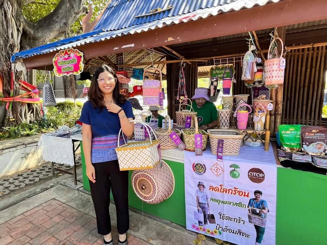 พช.เมืองอ่างทอง เมืองแห่งความสุข ให้การสนับสนุนผู้ประกอบการ OTOP