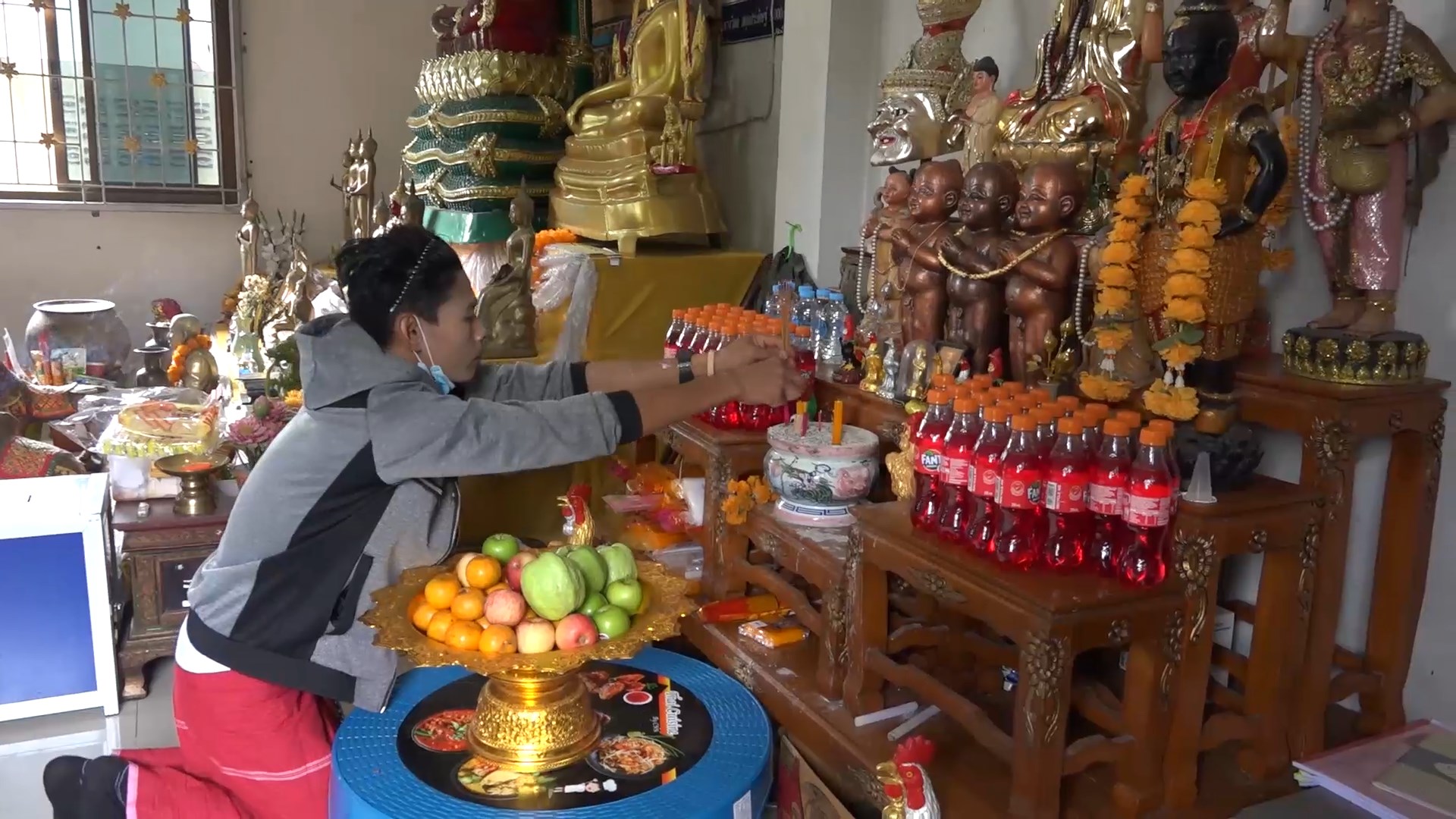 'ไทย - มอญ'แห่ดูเลขเด็ดไอ้ไข่วัดโคกศักดิ์ 3 ตัวชัดๆ 