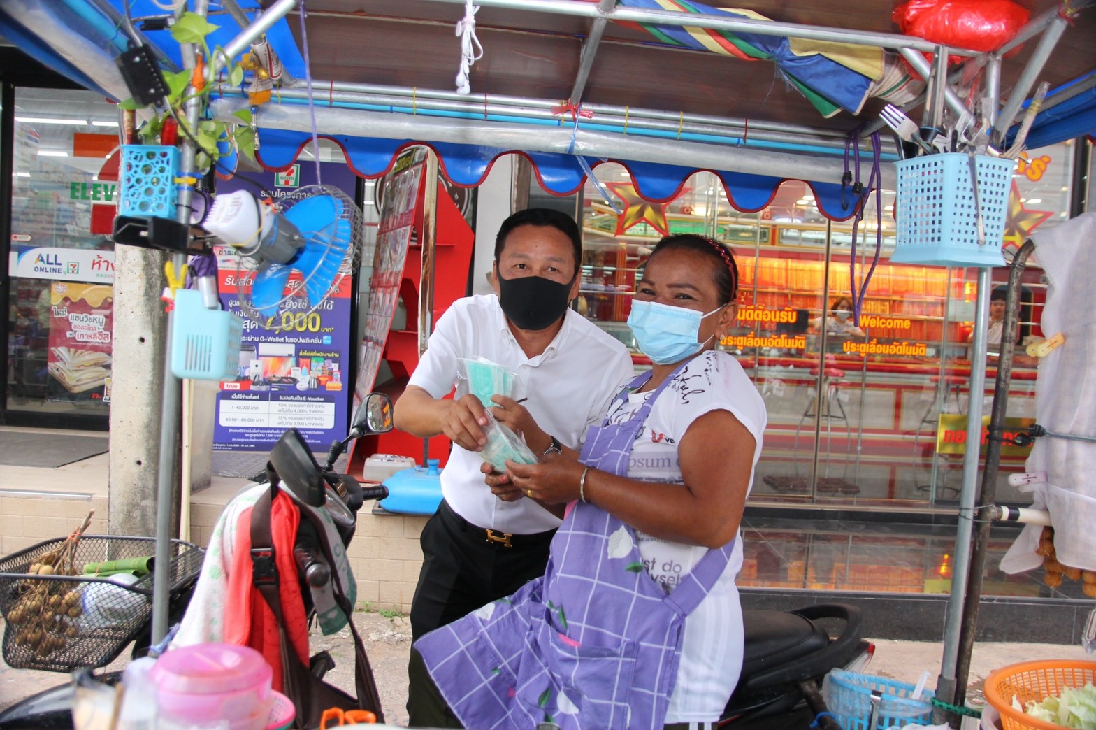 “นายกนิด” ลุยตลาดสดเทศบาลเมืองหนองบัวลำภู  แจกหน้ากากอนามัยหลังผู้ติดเชื้อโควิดพุ่ง