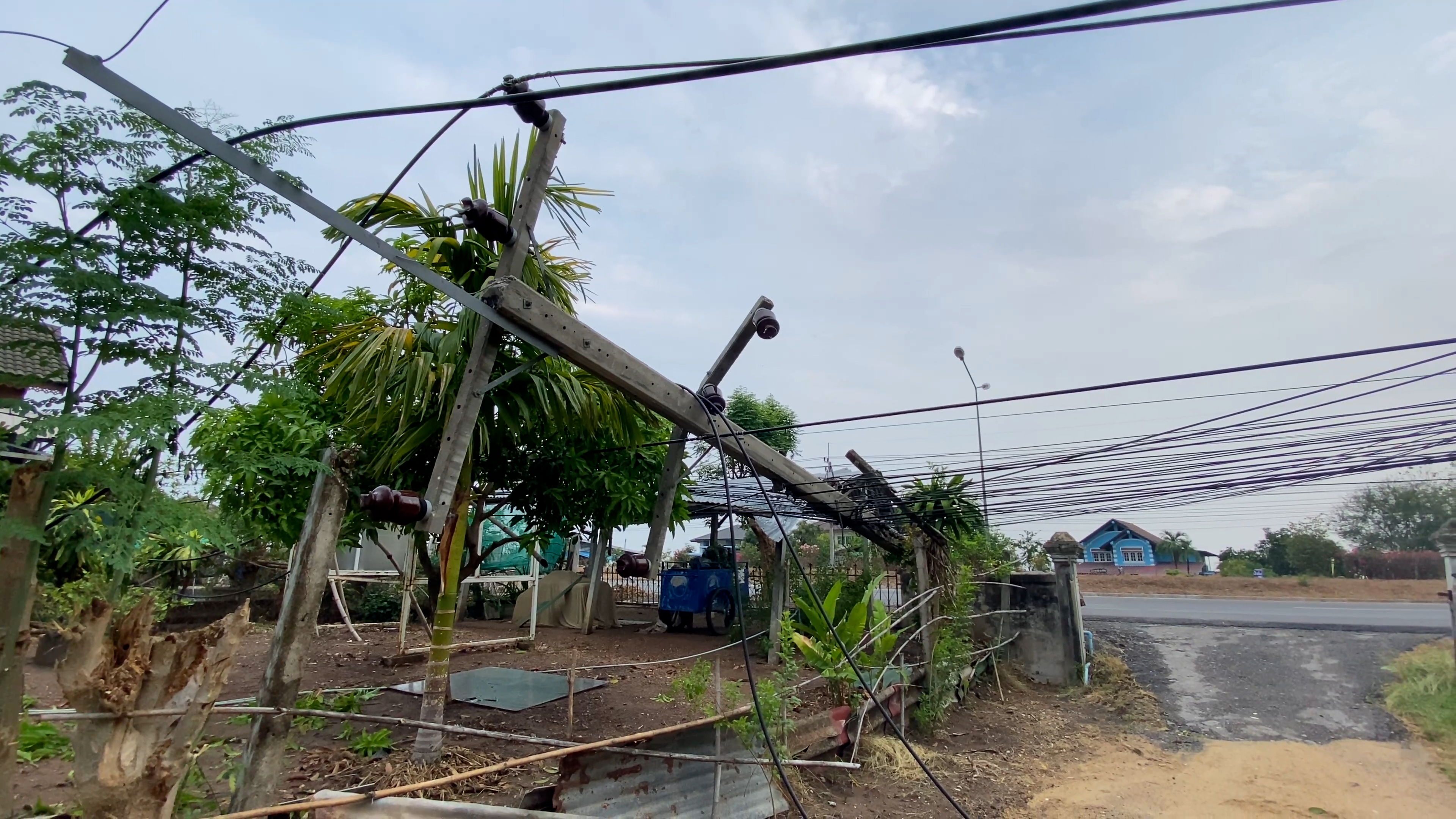 พายุฤดูร้อนหอบหลังคาบ้านปลิวกระจาย เสาไฟฟ้าหักกว่า 80 ต้น ชาวบ้านไม่มีไฟฟ้าใช้
