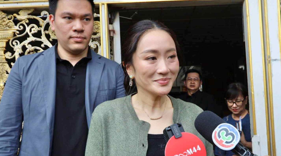 “แพทองธาร-ปิฎก” เยี่ยม “ทักษิณ” เผยคุณพ่อสบายดี ครอบครัวรออีก 2 เดือนหลังยื่นเอกสารพักโทษ