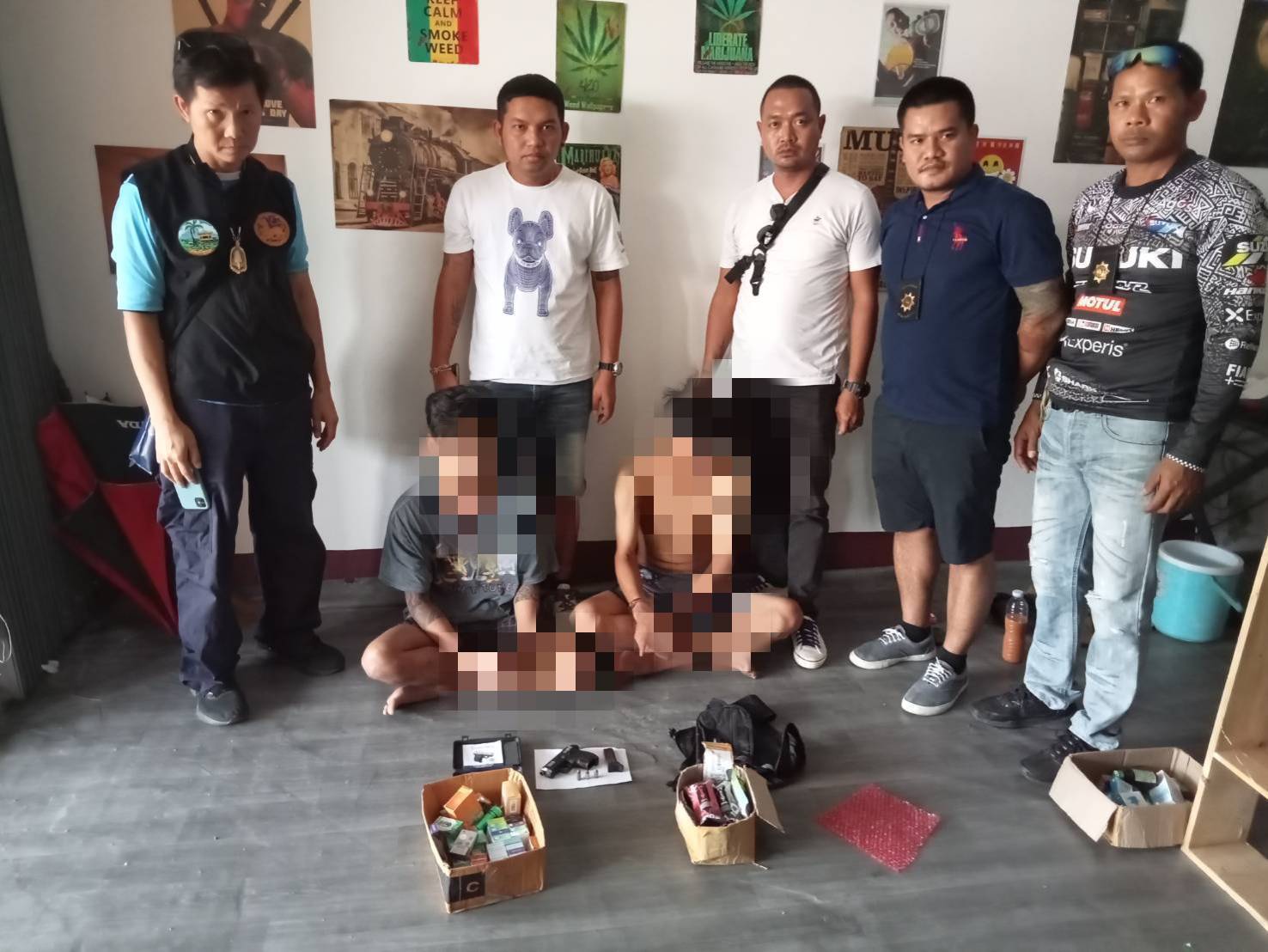โชว์เก๋า!! ลูกจ้างร้านขายกัญชาโพสต์รูปปืนลงเฟสบุ๊ก ชุดฝ่ายความมั่นคงระยองบุกรวบคาร้าน