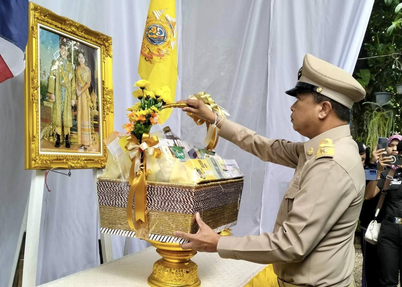 ในหลวงและพระราชินีฝากความห่วงใยครอบครัว 2 ครูตชด.โปรดเกล้าผู้ว่าฯ พัทลุงเชิญตะกร้าสิ่งของพระราชทานมอบแก่ครอบครัว 