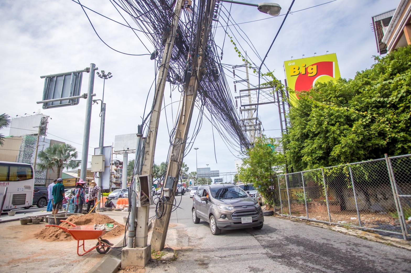 เมืองพัทยาเตรียมจัดระเบียบสายไฟหลังเป็นกระแสในสังคมโซเชียล 