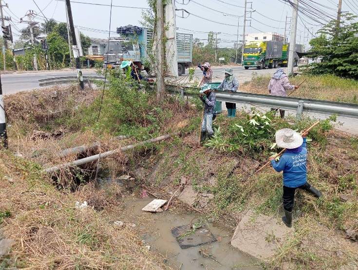 ชป.10 นำเจ้าหน้าที่ชลประทาน ตัดต้นไม้ เก็บขยะ ตัดหญ้า บริเวณแยกร่องแซง กม.19+000 