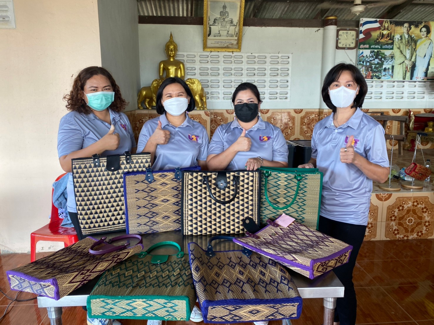 "มทร.พระนคร" ถ่ายทอดองค์ความรู้แปรรูปผลิตภัณฑ์กระเป๋าจากเสื่อกก       ยกระดับเศรษฐกิจชุมชนจ.เพชรบุรี