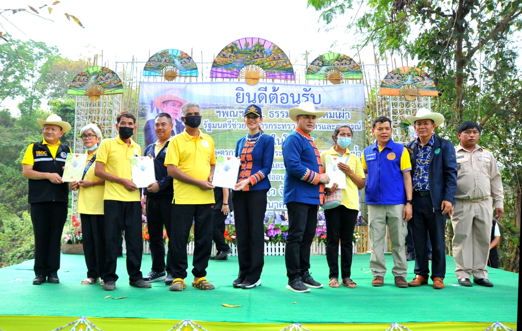 "ธรรมนัส" มอบส.ป.ก.4-01 ประเภทที่อยู่อาศัย แก่เกษตรกรเชียงราย กระจายการถือครอง-ลดเหลื่อมล้ำ