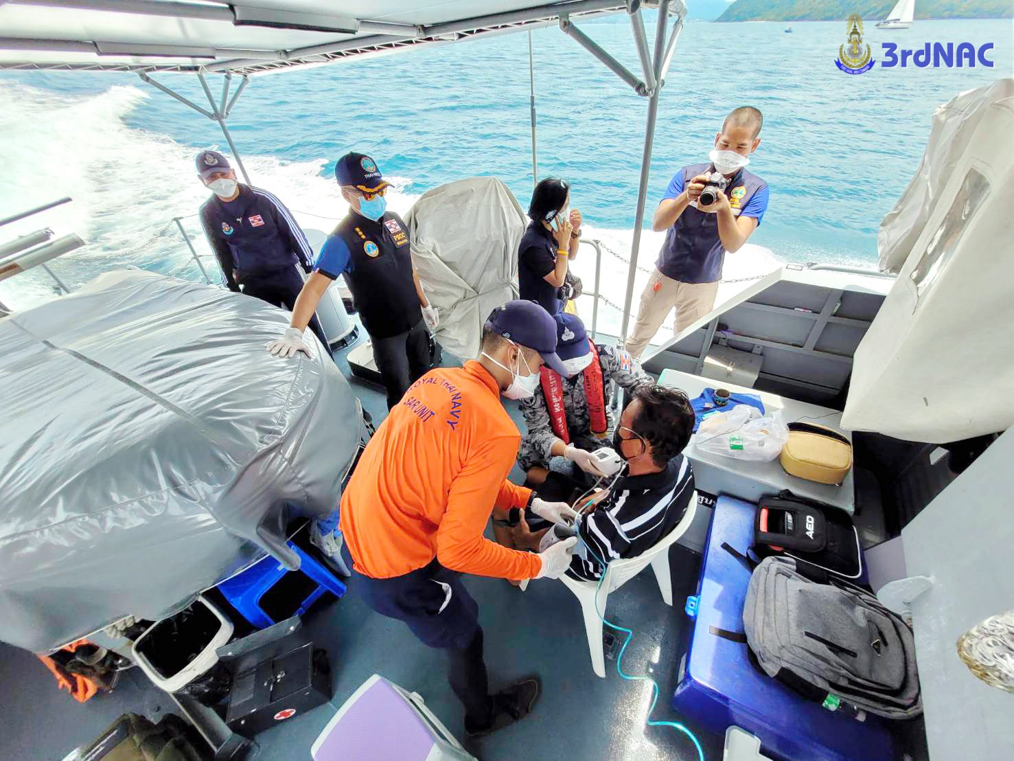 เรือประมง แจ้งขอความช่วยเหลือ ลูกเรือแน่นหน้าอกหายใจไม่ออก กลางทะเลอันดามัน ส่งเรือ ต.233 นำขึ้นฝั่งอย่างปลอดภัย