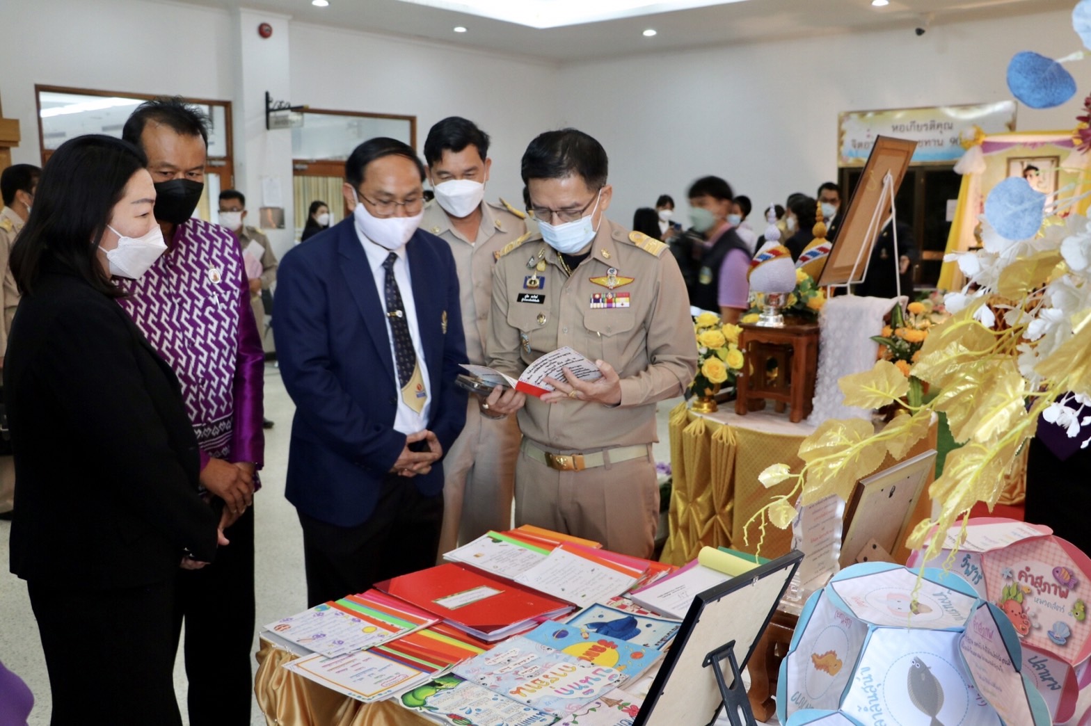 ผู้ว่าฯ ร้อยเอ็ดนำชมนิทรรศการส่งเสริมการเรียนรู้ประวัติศาสตร์ชาติไทย 