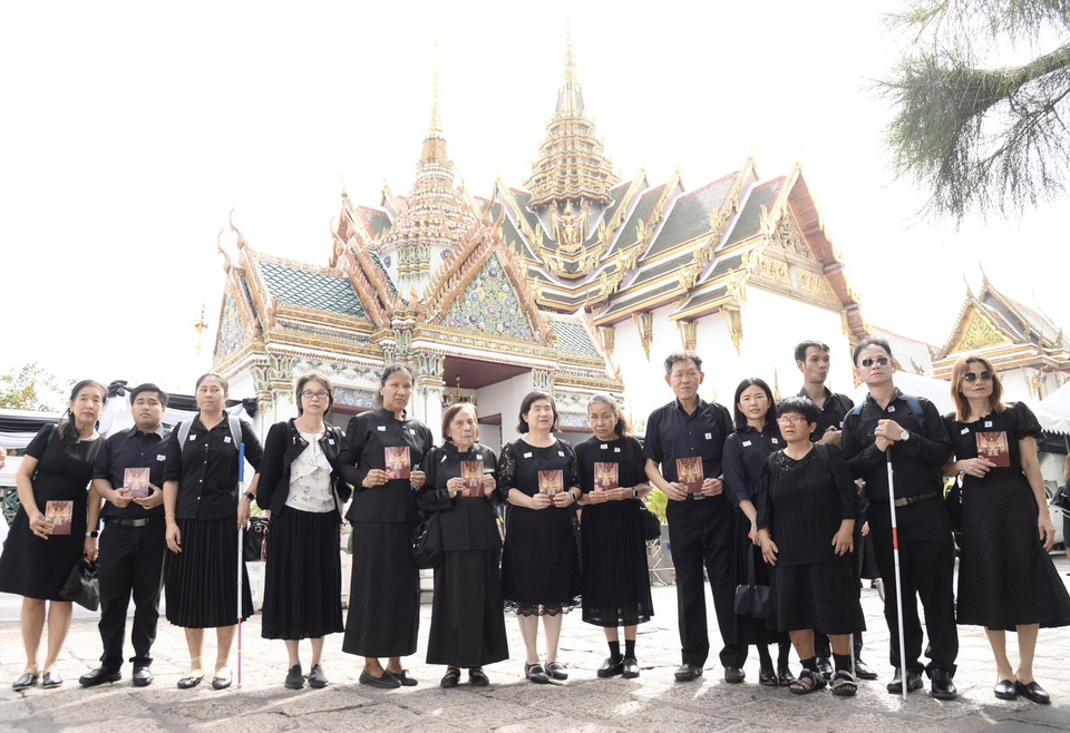 พสกนิกรทั่วประเทศหลั่งไหลกราบถวายบังคมพระบรมศพ "พระพันปีหลวง" วันเดียวร่วมหมื่นคน 24 พ.ย.ปิดจุดคัดกรอง 13.00 น.