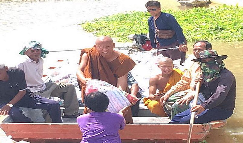 "เจ้าอาวาสวัดโบสถ์เหรียญบาท"แจกถุงยังชีพ ให้ผู้ประสบภัยน้ำท่วมที่เมืองกรุงเก่า