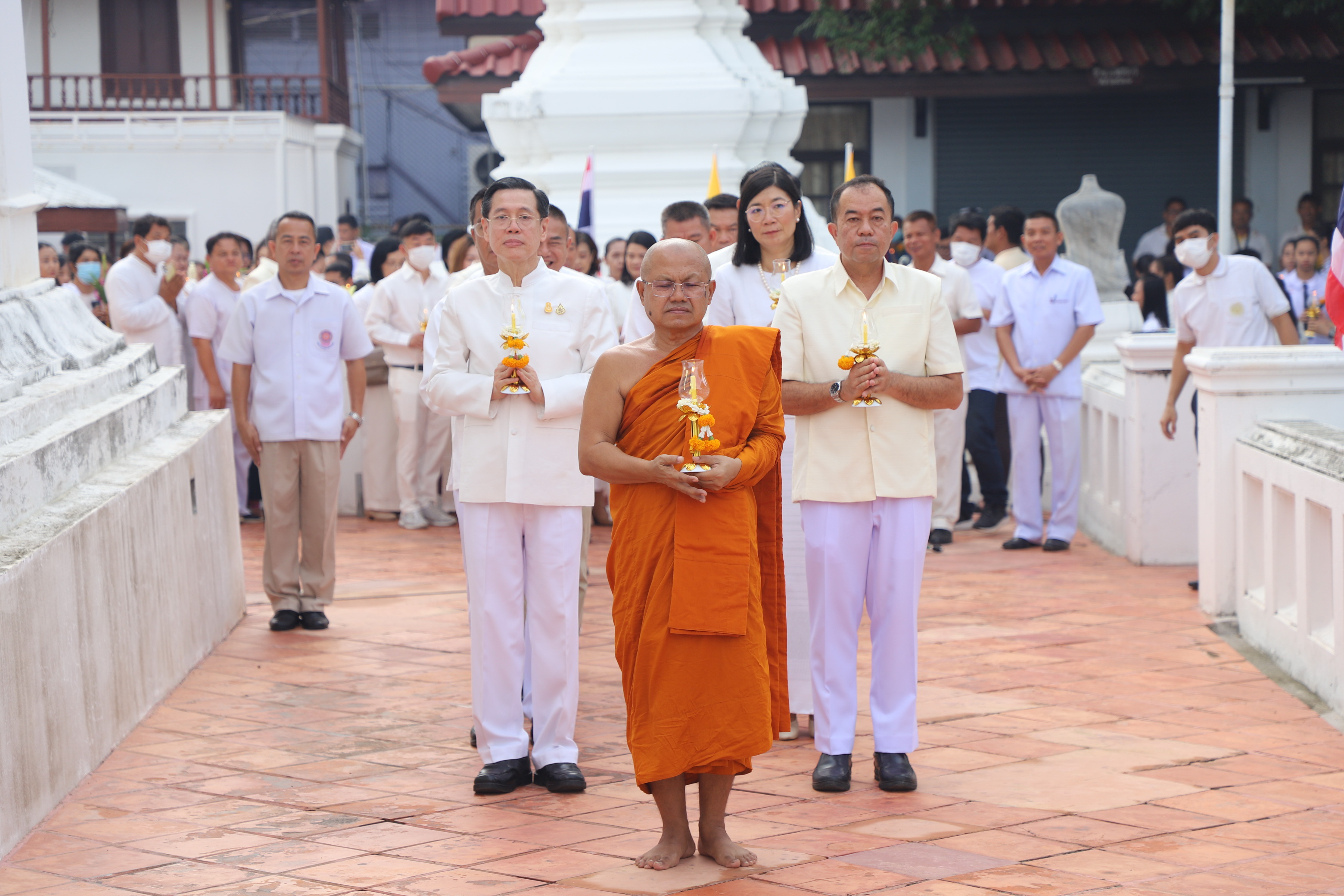 ผู้ว่าฯ ลพบุรีนำพุทธศาสนิกชนร่วมทำบุญตักบาตรและเวียนเทียน เนื่องใน "วันวิสาขบูชา"