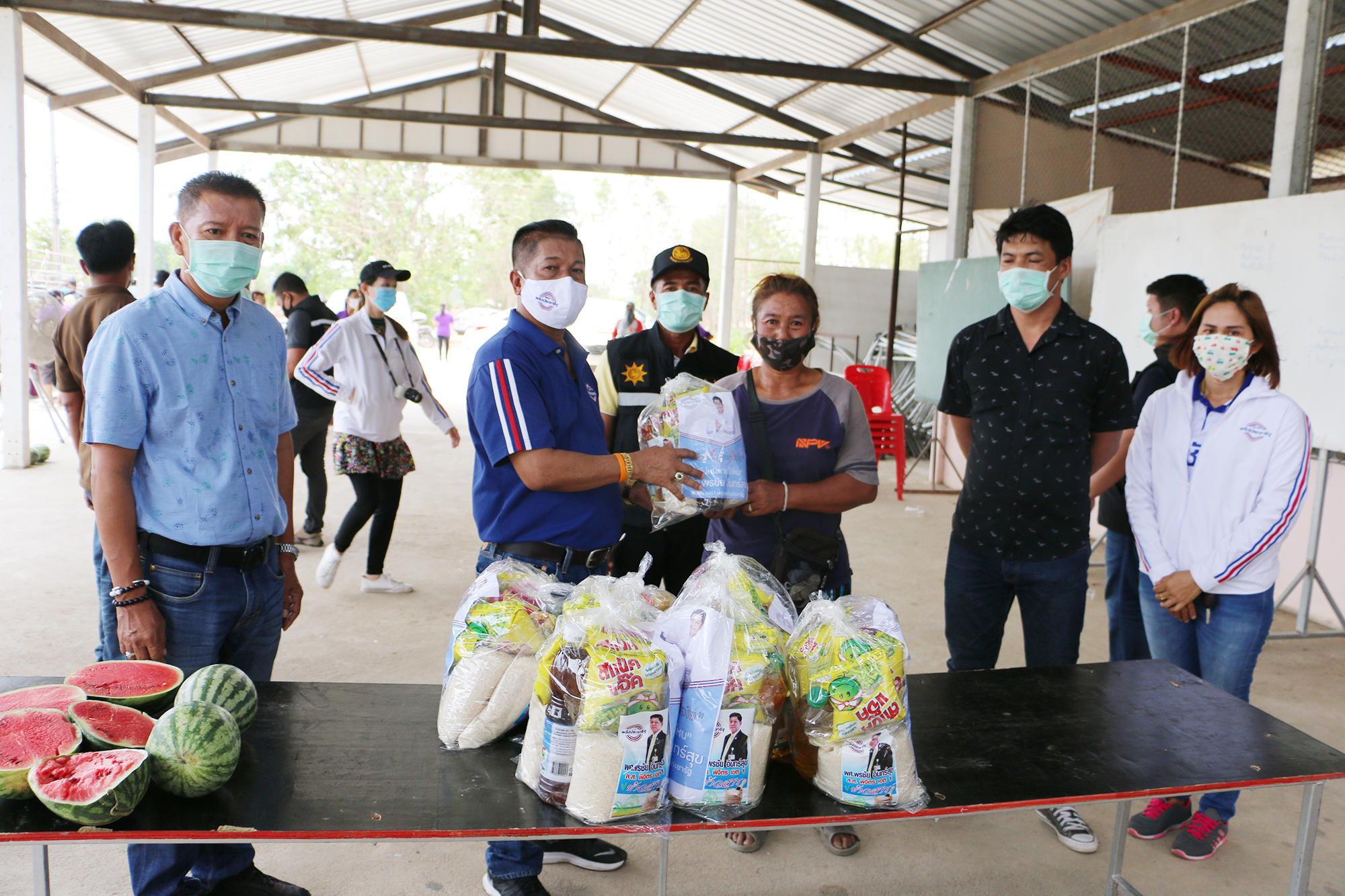 "สส.พรชัย" พปชร.จับมือตำรวจ-ปกครองแจกถุงยังชีพซับน้ำตาบ้านเรือนราษฎรถูกลมพายุพัดพัง242หลังคาเรือน