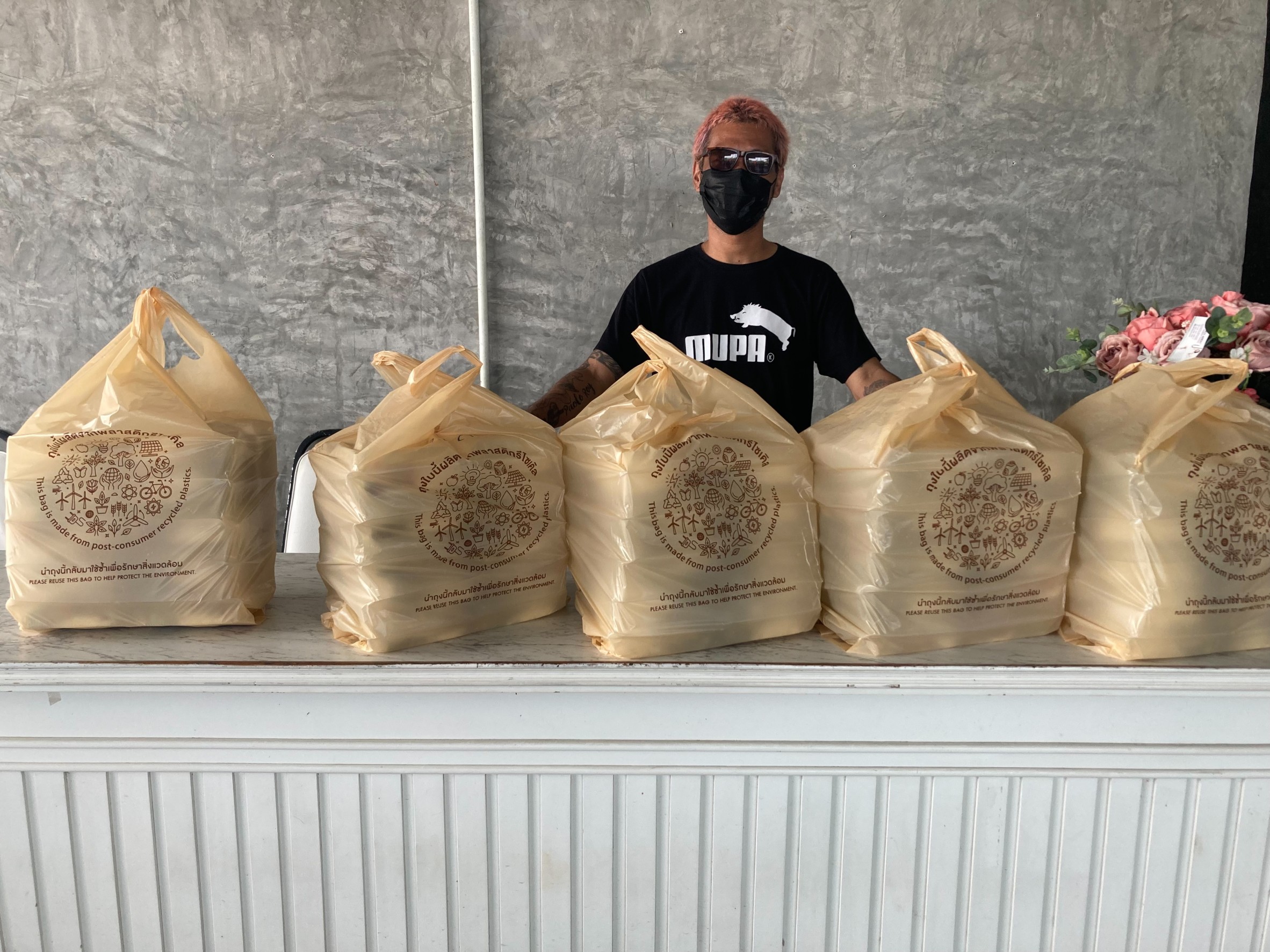 สู้ไปด้วยกัน พัทยาต้องรอด! ซี สเปซ เปิดธุรกิจร้านข้าวแกงให้ชาวบ้านขายฟรี ไม่ต้องลงทุน สู้ภัยโควิด