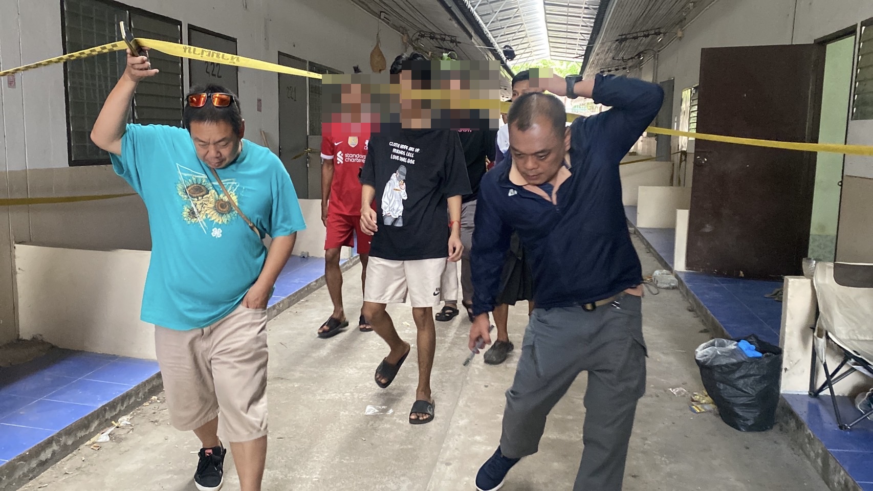 แรงงานต่างด้าวเสียชีวิตปริศนามีดปักคาอกตร.คุมเพื่อนร่วมห้องสอบเครียดในพื้นที่นาเกลือ