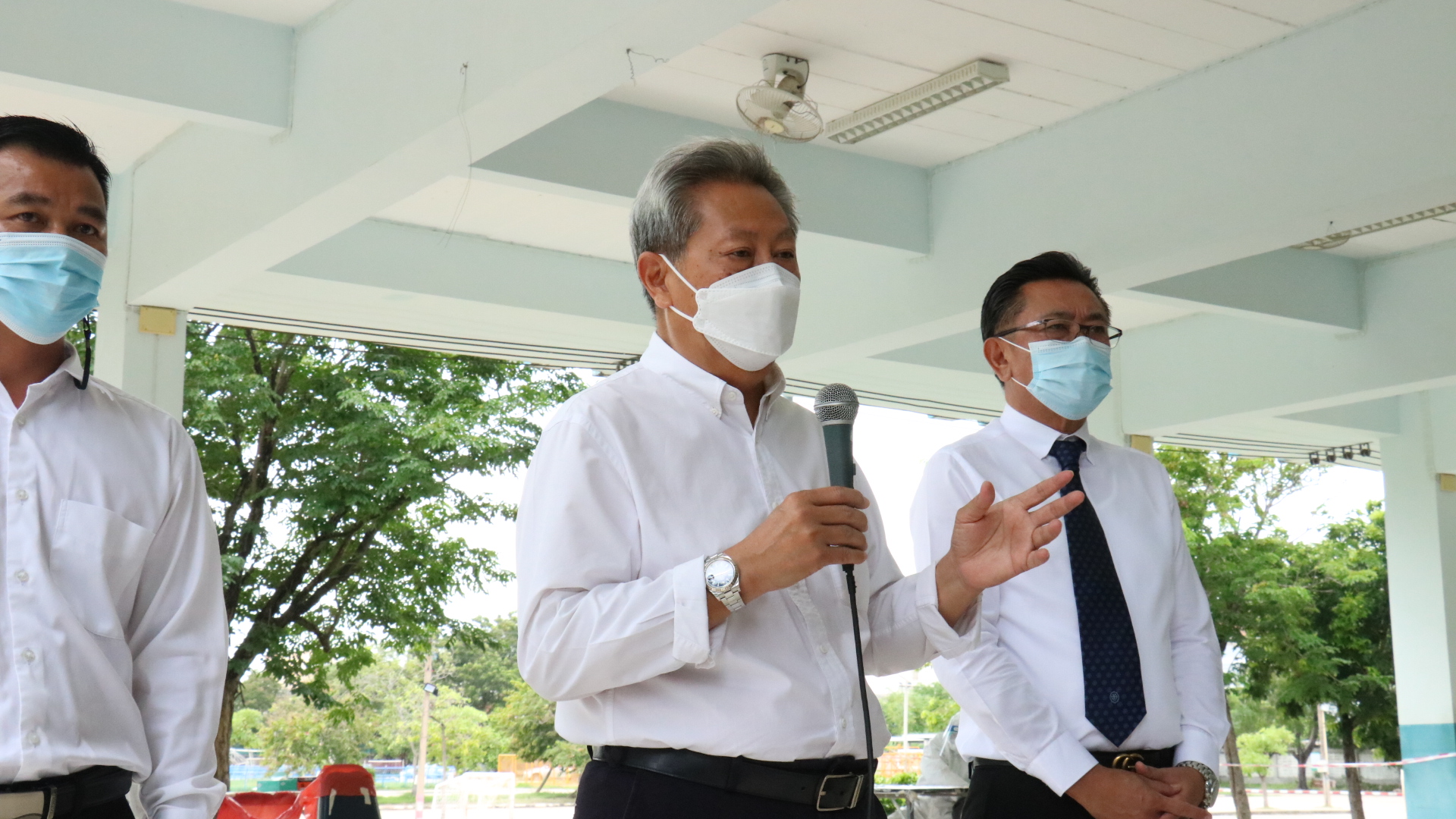 นายกเล็กโคราชตรวจหาเชื้อบุคลากร นักเรียน รร.กีฬา  จัดเต็มงดเก็บค่าน้ำประปา-ค่าเช่าแผง