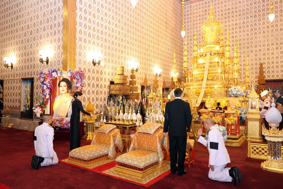 "ในหลวง-พระราชินี" ทรงบำเพ็ญพระราชกุศล  พระพิธีธรรมสวดพระอภิธรรมพระบรมศพ สมเด็จพระพันปีหลวง