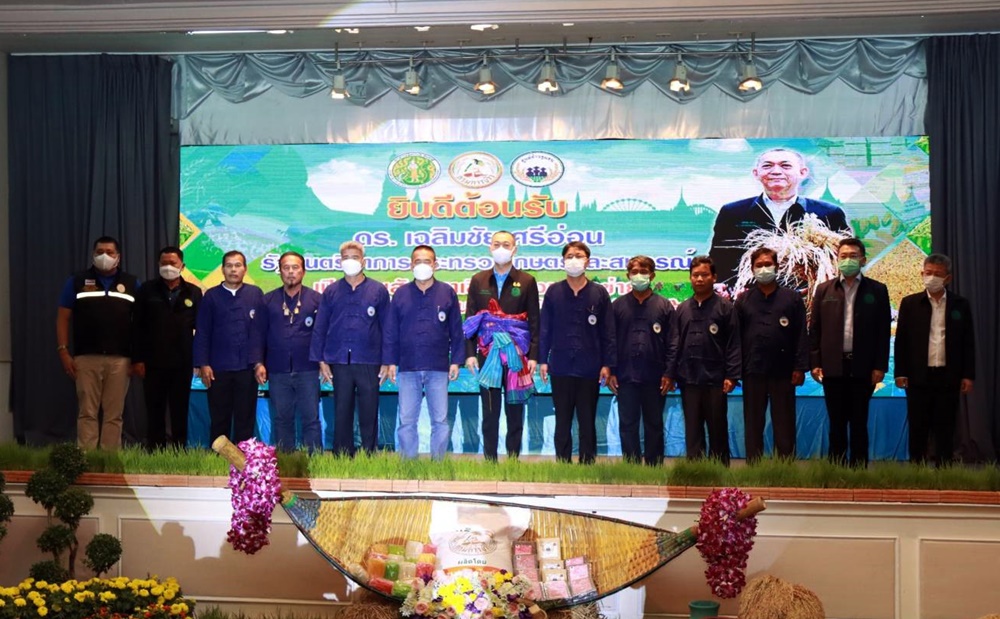 ทวงแชมป์ส่งออกข้าวคืน!! "รมว.เฉลิมชัย"  ชู "ศูนย์ข้าวชุมชน" จุดเรียนรู้นวัตกรรมผลิตเมล็ดพันธุ์คุณภาพดี 