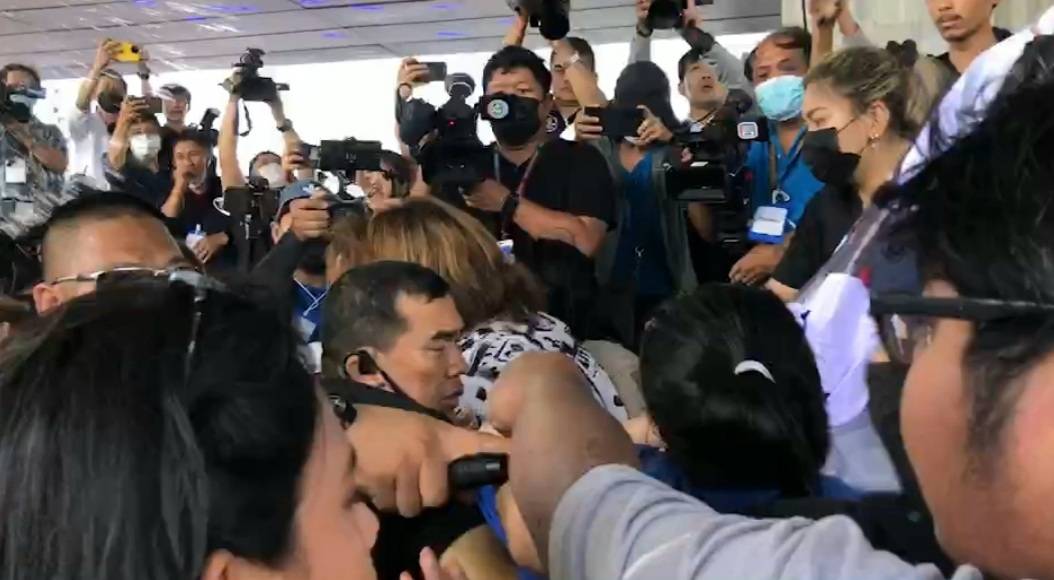ชุลมุน! "แบม-ตะวัน" กลุ่มทะลุวัง บุกเวทีปราศรัยย่อย พปชร.ใต้สะพานพระราม 8 ก่อนปะทะการ์ด "น้องมายด์" เข้าห้าม (มีคลิป) 