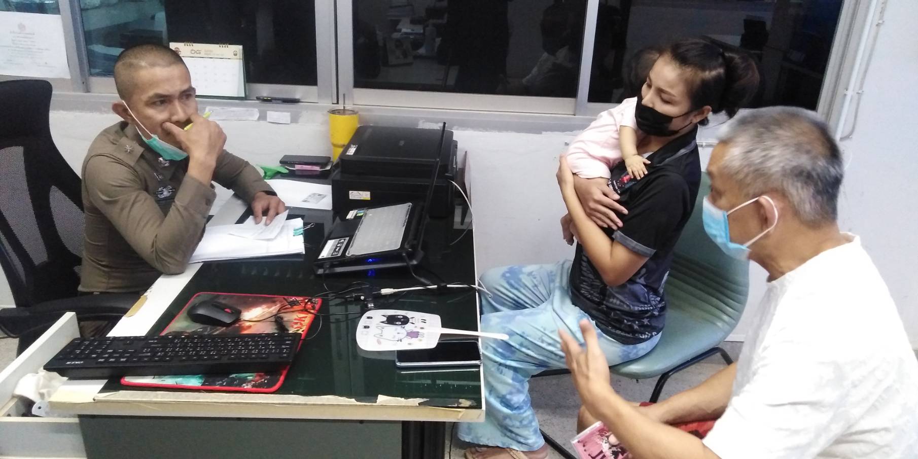 "อี๊ด ชลบุรี" อดีตนักสนุกเกอร์ชื่อดังควงแฟนสาวเข้าแจ้งความเงินในบัญชีธนาคารหายไปกว่า 4 ล้านบาท