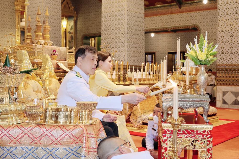 ในหลวง-พระราชินี เสด็จพระราชดำเนินไปในการพระราชพิธีทรงบำเพ็ญพระราชกุศลวันนวมินทรมหาราช