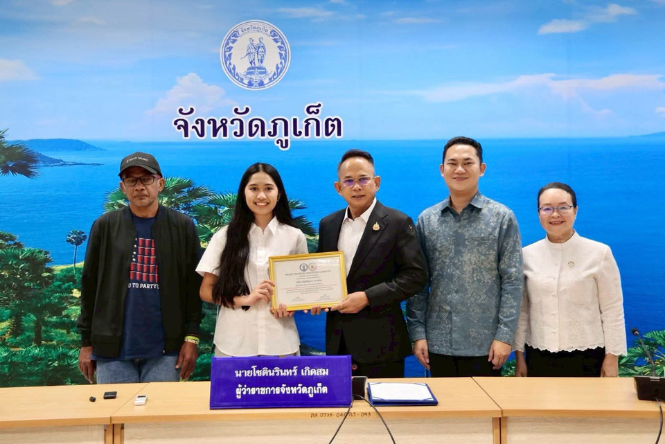 ผู้ว่าฯ ภูเก็ตมอบเกียรติบัตร “น้องเนเน่” เยาวชนคนเก่ง สร้างชื่อเสียงบนเวทีดนตรีโลก 