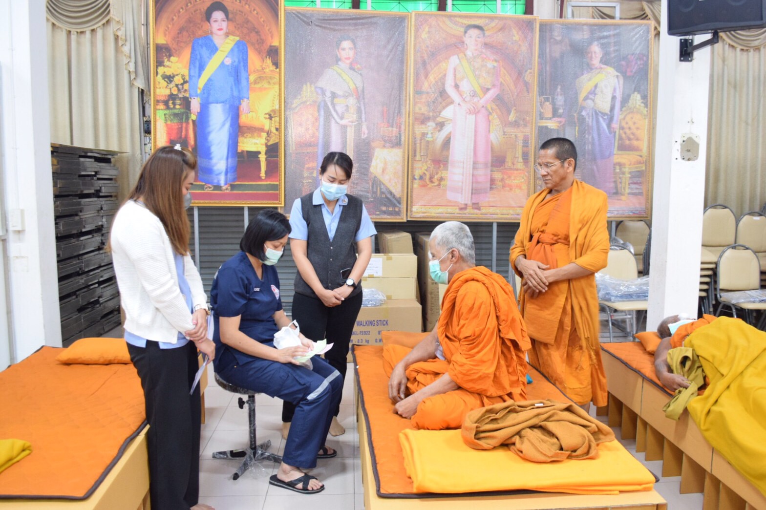 รองเจ้าคณะจังหวัดอ่างทองเยี่ยมพระสงฆ์ในโครงการรถคลินิกจักษุศัลยกรรมเคลื่อนที่สภากาชาดไทย