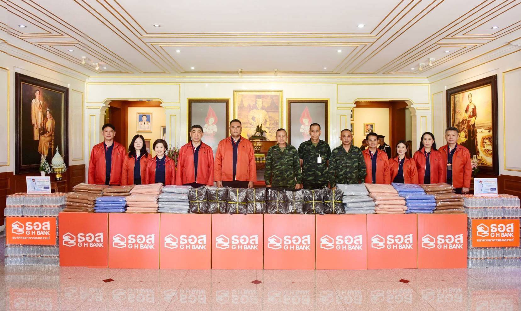 ธอส. ลงพื้นที่มอบเครื่องอุปโภคบริโภค และสิ่งของจำเป็น ให้ทหารในพื้นที่ชายแดนไทย – กัมพูชา