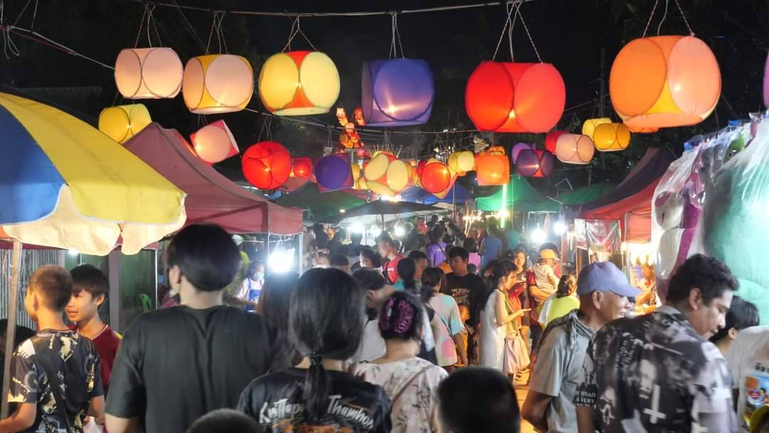 นักท่องเที่ยวแห่ชมสีสันความสวยงามขบวนแห่ไฟโมงเมงหนึ่งเดียวที่ยโสธร