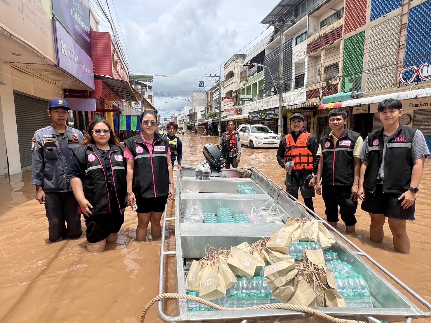 ทีม พม.หนึ่งเดียวจังหวัดแพร่ เร่งเข้าช่วยเหลือผู้ประสบอุทกภัยในพื้นที่