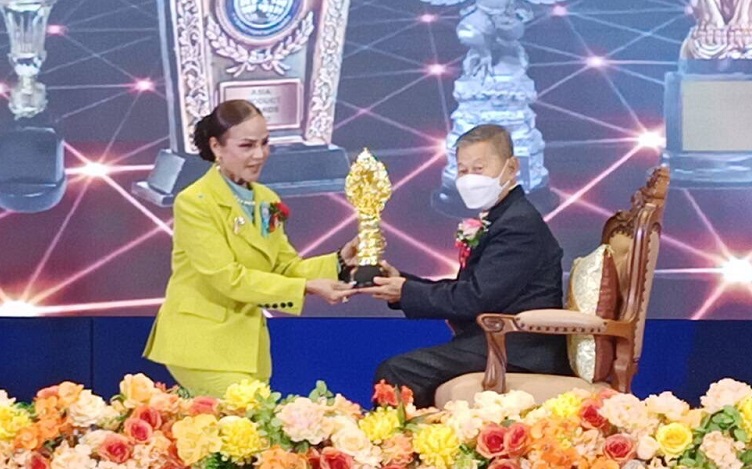 ผอ.ฟ้า พรทิพา สุพัฒนุกูล เข้ารับรางวัล"ปูชนียบุคคลแห่งชาติกินรีทองคำ"