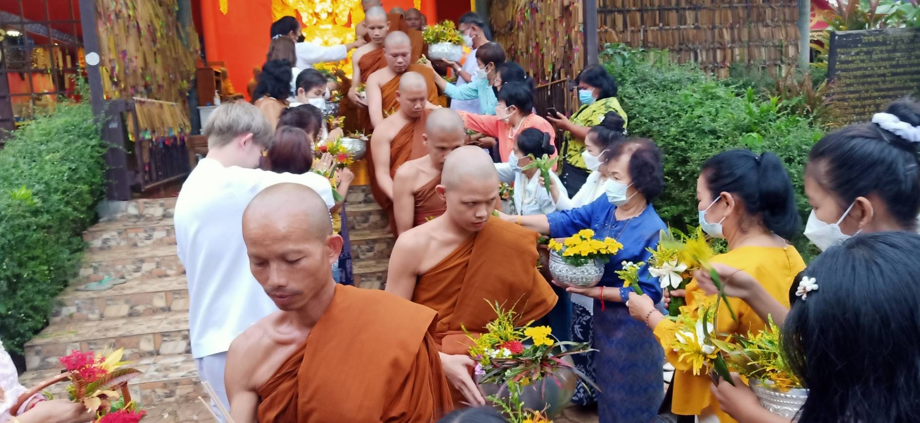 พุทธศาสนิกชนชาวแม่ฮ่องสอน ร่วมกันทำบุญตักบาตรดอกไม้สด วันเข้าพรรษา
