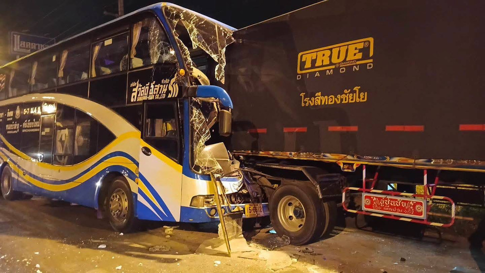 ชนสนั่นชัยภูมิ! รถทัวร์กรุงเทพฯ–ศรีเชียงใหม่ พุ่งอัดท้ายพ่วง 18 ล้อ เจ็บ 15 ราย ตร.เร่งหาสาเหตุ 
