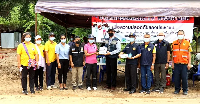 ผู้ว่าฯแม่ฮ่องสอน นำทีมเดินสายตรวจเยี่ยมจุดคัดกรองที่ตำบลถ้ำลอด อ.ปางมะผ้า  ให้กำลังใจจนท.รพ.-อสม.ช่วยสกัดโควิด
