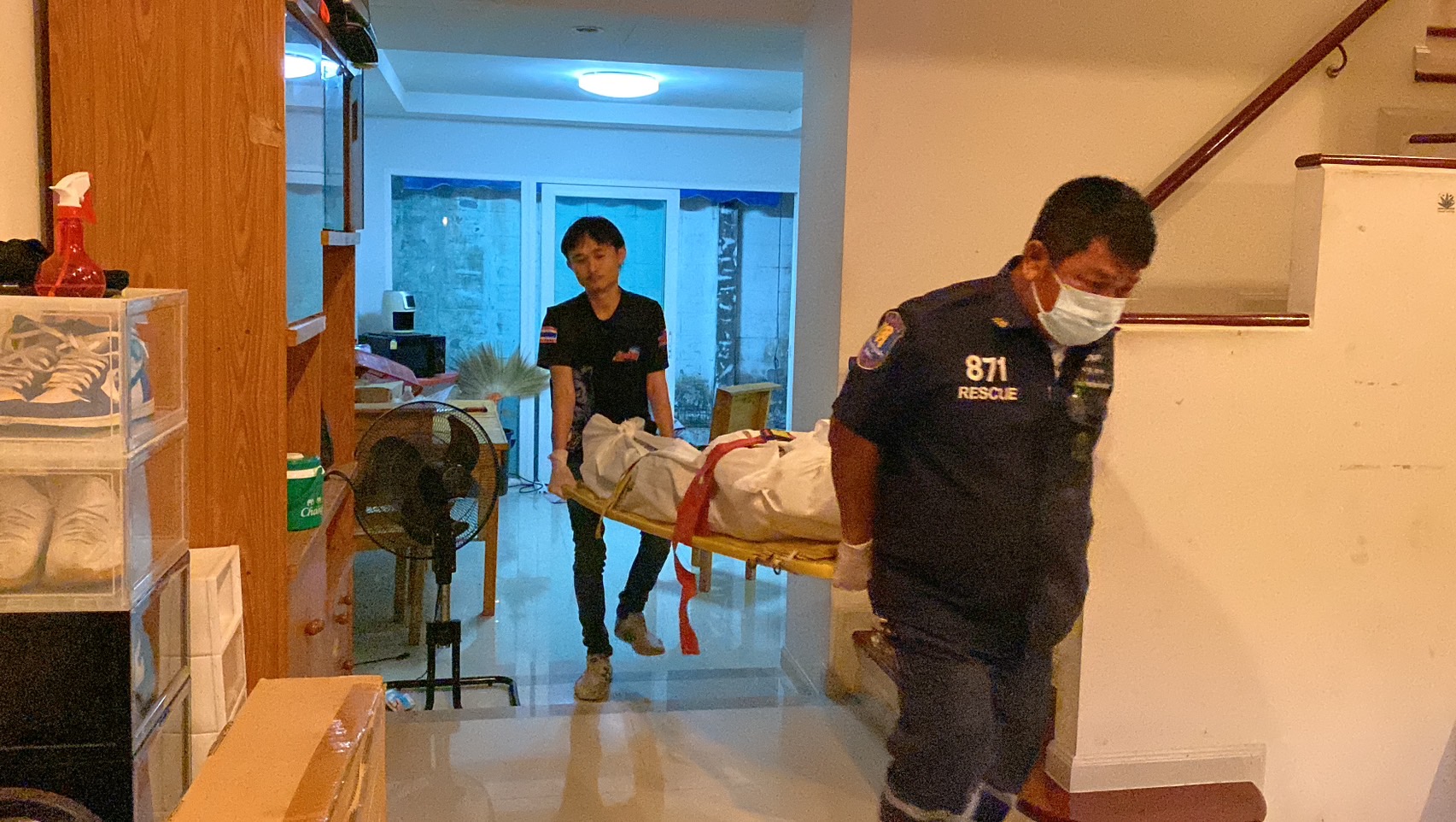 หนุ่มคิดสั้นผูกคอตายคาบ้านพักเหตุน้อยใจแฟนสาวที่พึ่งคบได้เพียง 2 เดือน 